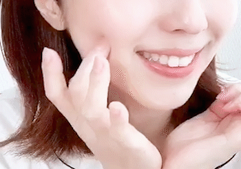 柔らかな肌を実感する女性